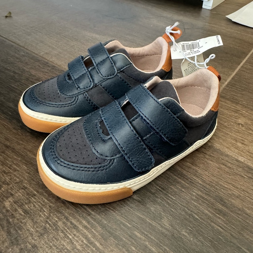 Old navy Toddler Shoes - US size 6 - NWT
